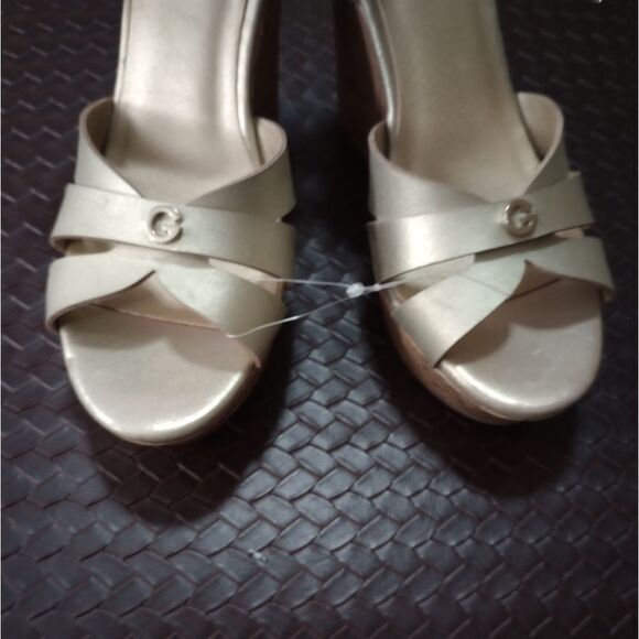 🆕👡GBG Gold Strappy Sandals - Guess - Picture 2 of 5
